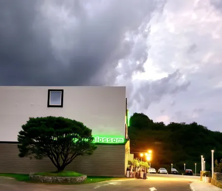 Gwangyang Plum Blossom Pool Villa & Pension Отели в г. Кванъян