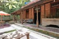 Wulenpari Ecovillage Hotels near Kemuning