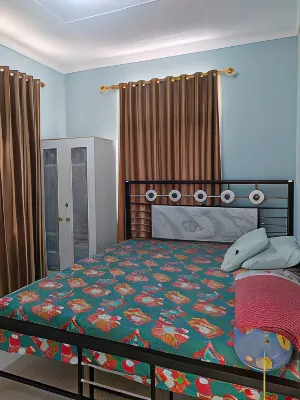 Villa Lucky - Neat & Comfort Villa with 4 Bedrooms + 2 Bathrooms + 1 Gazebo & BBQ Hotel di Palasari