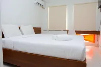 Comfy Studio Room at Patraland Urbano Apartment by Travelio فنادق في North Bekasi