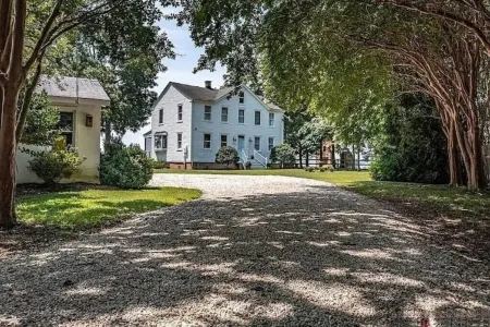 Historic Waterfront Escape • Dock, Deck, Fire Pit, Views, Peace & Kayaks