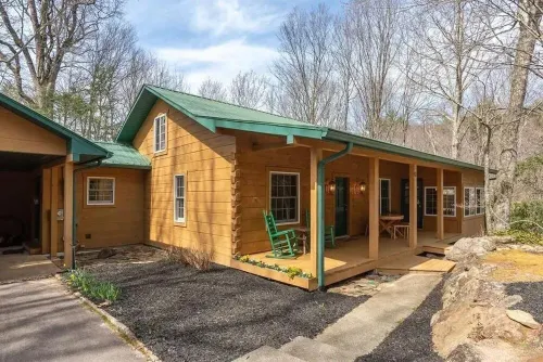 Charming Mountain Cabin. 10 min to Highlands/Cashiers. Great WiFi & EV Charger!