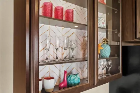 The Colorful Casa: Near AMP/Promenade/Bike Trails Отели в г. Роджерс