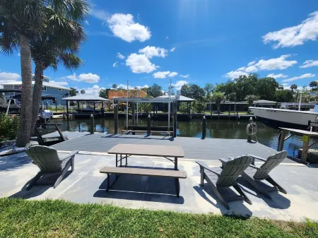 Adventurous Fish Tales- Deep Water Canal! Отели рядом с достопримечательностью «American Pro Diving Center-Swim With Manatees»