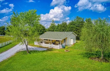 Cottage located in the Heart of the Ozark Mountains close to floating and hiking