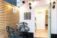 Entire Harbourside Lodge and Courtyard, just a few feet from Mevagissey Harbour