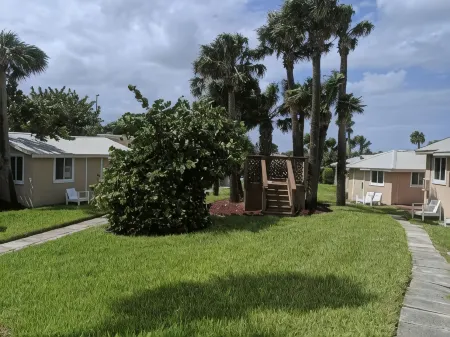 Shoreline Suites & Cabana Cottages – Beachfront