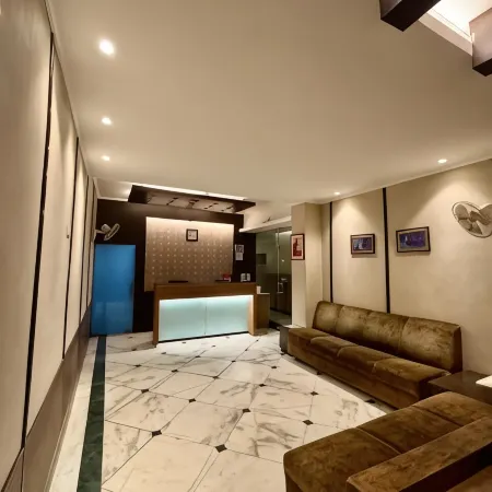 Status Business Hotel - Naveen Market