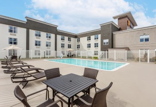 라 퀸타 인 & 스위트의 야외 수영장 전경