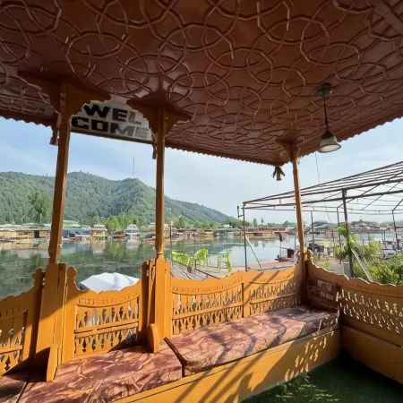 New Sea Palace Houseboats