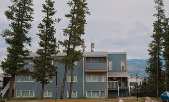 Misty Mountain Inn & Suites