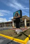 Hole Inn the Wall Hotel - Fort Walton Beach - Sunset Plaza - Nearby Beaches & Hurlburt