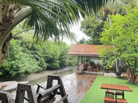 Baanrongmai Canal Front