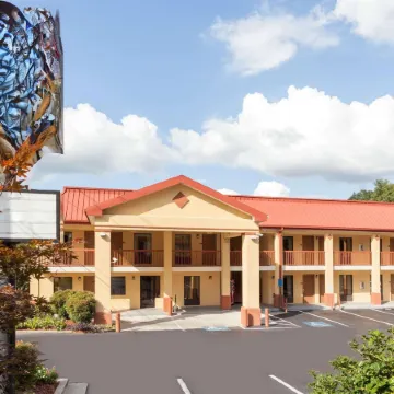 Super 8 by Wyndham Decatur/Dntn/Atlanta Area