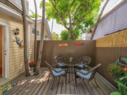 Charming Outdoor Oasis with Jacuzzi - Stylish Island Retreat