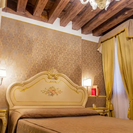 Apostoli Palace Отели рядом с достопримечательностью «Ле-Виньола»