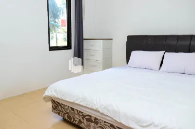 Sahabat Pantai Guest House Mitra RedDoorz Hotels near Pulau Kelayang