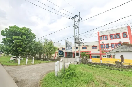 Urbanview Hotel Istana Bangun Jagad Indramayu by RedDoorz Отели в г. Индрамаю