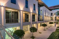 Trianon Luxury Apartments & Suites Hotel a 