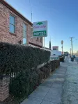 Cedar Lodge Motel - parking