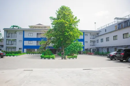 Riviera Suites Отели рядом с достопримечательностью «Landmark Serviced Office»