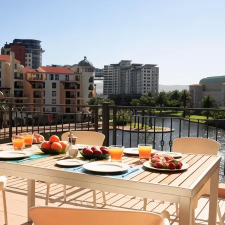 Island Club Hotel & Apartments Отели рядом с достопримечательностью «Intaka Island»