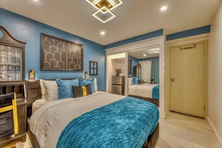 Art Deco Broadway Queen Room Отели рядом с достопримечательностью «Дэвид Томпсон Секондари Скул»