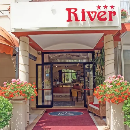 Hotel River Fronte Mare Con Piscina