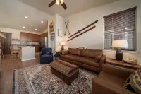Cozy Fall Retreat, Granby Ranch Condo with Fireplace & Views