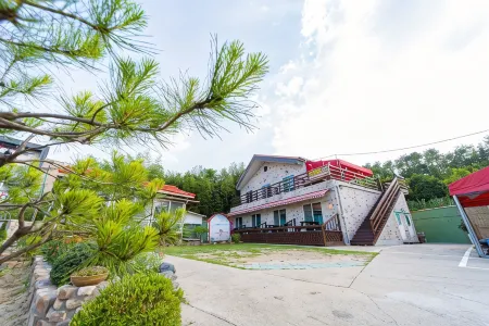 Samcheok Little Happiness Pension Отели рядом с достопримечательностью «Jangho Port»