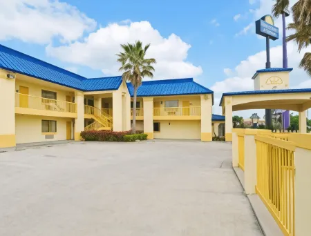 Days Inn & Suites by Wyndham Winnie
