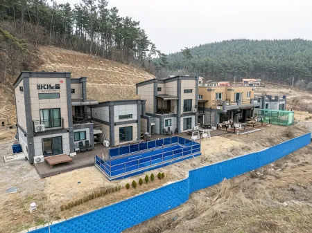 Taean Sea Sunset Pension Отели в г. Тхэан