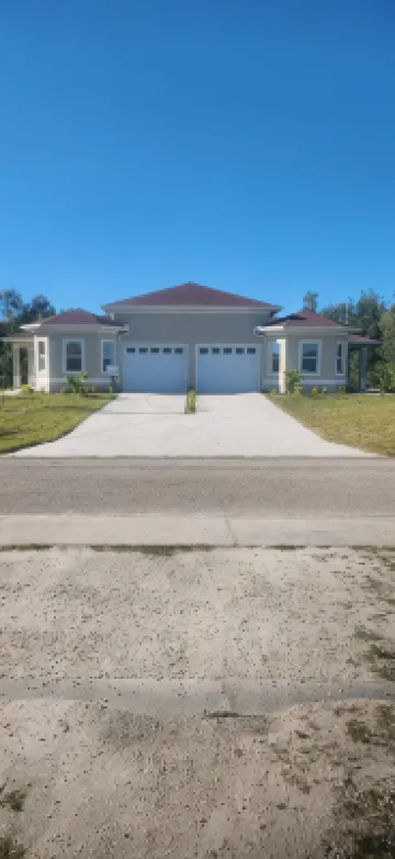 Modern Place,  3-bedroom house with WiFi, AC, spacious in welcoming Lehigh Acres