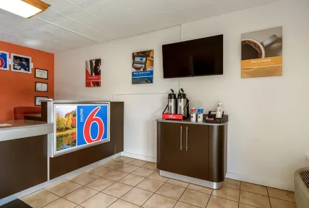 Motel 6 New Stanton, PA