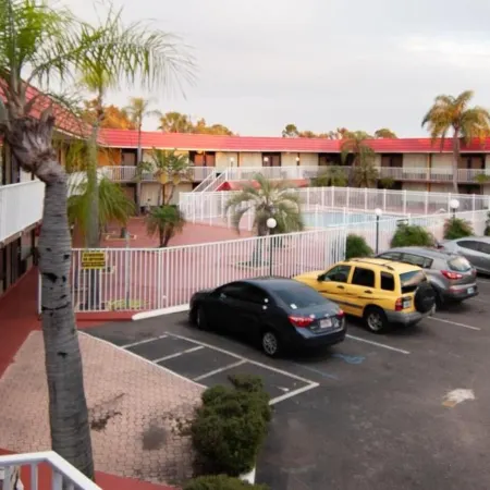 Express Inn & Suites - 5 Miles from St Petersburg Clearwater Airport