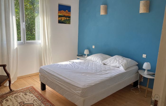 Vacation home on enclosed land 800 metres from the beach and shops