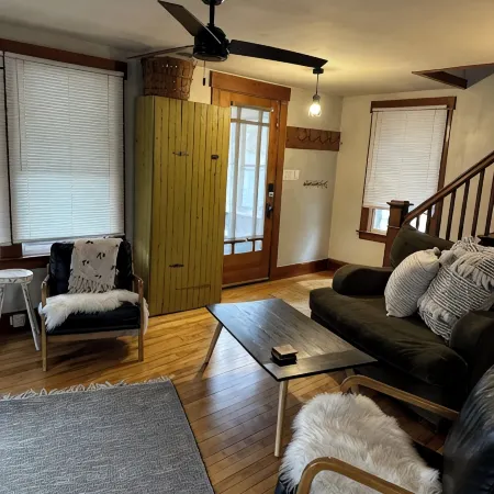 Charming 2-bedroom house in welcoming Saint Johnsbury with WiFi, AC