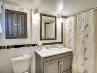 Tranquil 1-bed apt sleeps 4 overlooking Indian Creek Gorge w/ WiFi, AC & hot tub Hotels in Mason