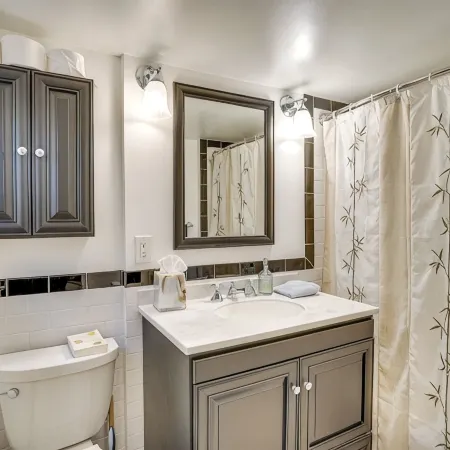 Tranquil 1-bed apt sleeps 4 overlooking Indian Creek Gorge w/ WiFi, AC & hot tub