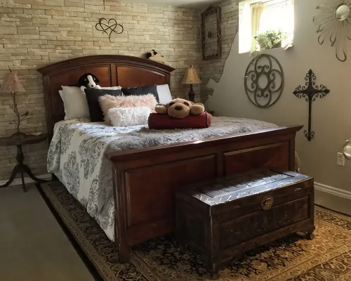 Large Private Fenced Yard with Guest Patio, Fire Pit and Surrounding Gardens. Hotels in Kitchener