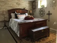 Large Private Fenced Yard with Guest Patio, Fire Pit and Surrounding Gardens. - โฮมสเตย์