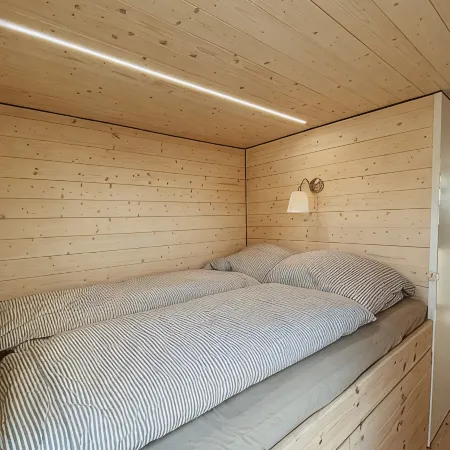 Cozy and romantic houseboat in a prime location with fireplace and sauna.