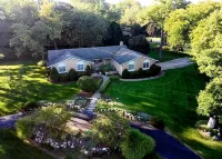 Rustic Luxe 4BR 2.5 Bath 1.5 Acres,  in Heart of Brighton – Entire Spacious Home - Homestays