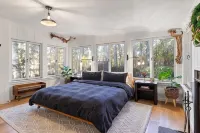 Secluded Cabin Retreat on 6 Acres w/ Fireplace, Trails, Creek & Record Player - Chalets