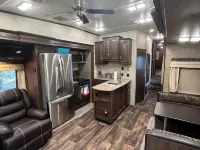 Cozy 2 bedroom RV with pool 린더 호텔