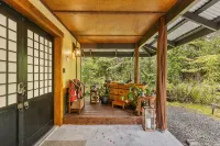 Volcano Tea House Cottage - Spa Bath, Hot Tub, and Fireplace with Japanese Decor