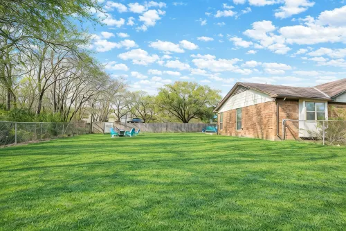 Green Belt cul-de-sac with hiking trail in the heart of the city. 5 Miles -DFW