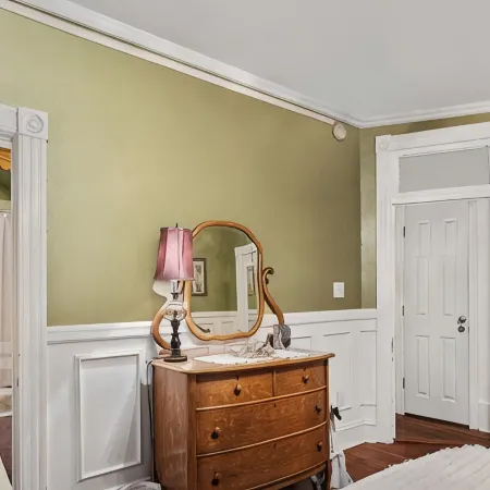 Private 3 room Queen Suite w/Kitchenette