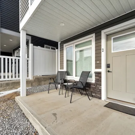 Hillside Suite: Your Cozy, Modern Getaway in Medicine Hat