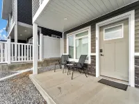 Hillside Suite: Your Cozy, Modern Getaway in Medicine Hat - 3-Star